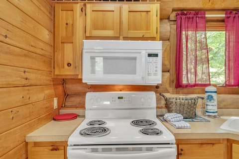 Cabin, 2 Bedrooms | Private kitchen | Fridge, oven, coffee/tea maker