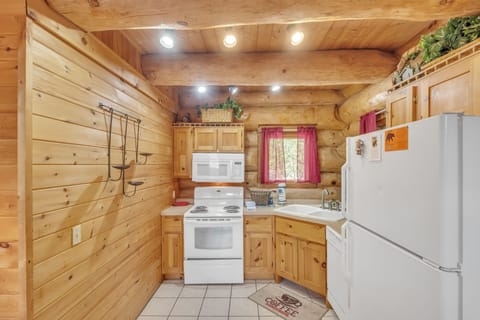 Cabin, 2 Bedrooms | Private kitchen | Fridge, oven, coffee/tea maker