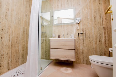 Junior Studio Suite | Bathroom | Shower, rainfall showerhead, free toiletries, hair dryer