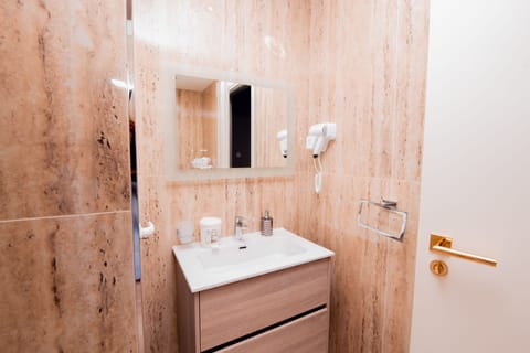 Deluxe Double or Twin Room | Bathroom | Shower, rainfall showerhead, free toiletries, hair dryer