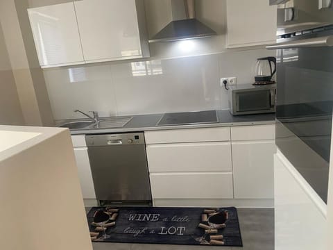 Full-size fridge, oven, stovetop, dishwasher