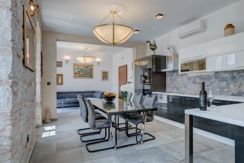 Grand Apartment with Sea View and Balcony | Living area | 100-cm flat-screen TV with satellite channels, TV