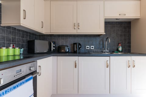 Classic Apartment | Private kitchen | Full-size fridge, microwave, oven, stovetop