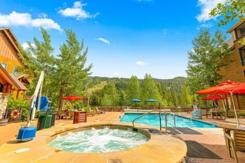 Pool + Five Hot Tubs — Soak, swim, repeat—year-round community amenities for ultimate après and summer refresh. ♨️🌊