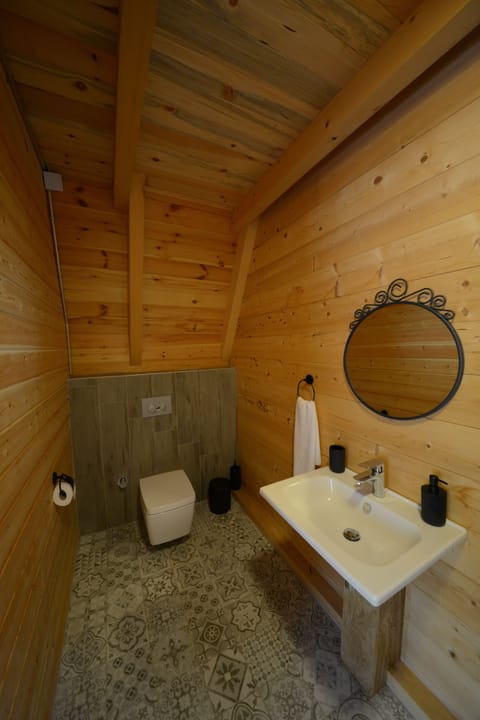 Deluxe Bungalow | Bathroom