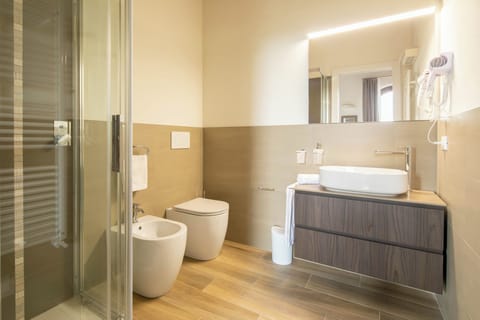 Quadruple Room | Bathroom | Shower, rainfall showerhead, hair dryer, bidet