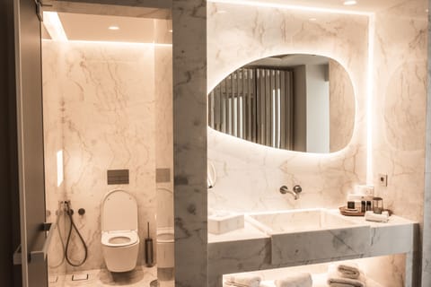 Junior Suite with Private Pool | Bathroom | Shower, free toiletries, hair dryer, bathrobes