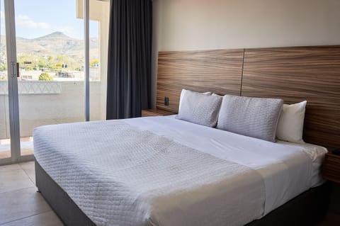 Deluxe Room | 1 bedroom, in-room safe, desk, iron/ironing board