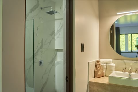 Standard Room | Bathroom | Hair dryer, towels, soap, shampoo