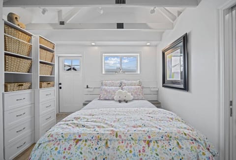 Cozy and inviting bedroom featuring a comfortable queen-size bed with fresh linens, soft pillows, and a flat-screen TV for your relaxation and entertainment.