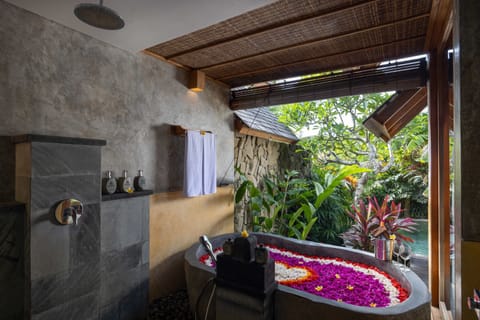 Romantic Villa, 1 King Bed, Non Smoking, Garden View (with Free Daily Afternoon Tea) | Bathroom | Rainfall showerhead, hair dryer, bathrobes, slippers