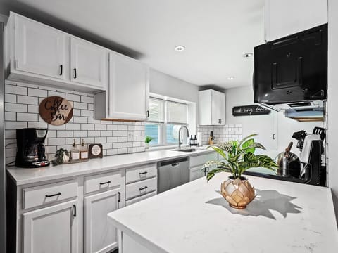 Whip up your favorite meals in this bright, fully equipped kitchen 🍳☕ Featuring sleek white cabinets, subway tile backsplash, and a cozy coffee bar—perfect for both cooking and morning rituals.