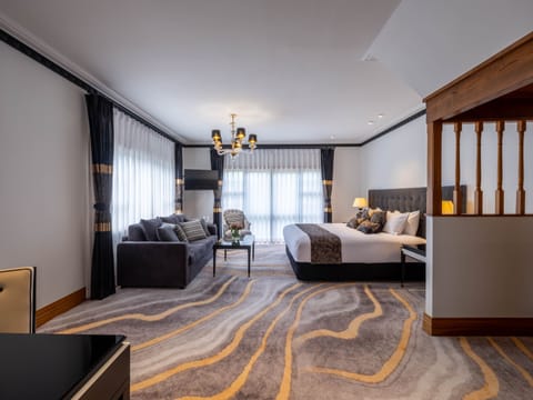 Lodge Suite | Premium bedding, free minibar, in-room safe, blackout drapes