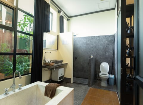 Deluxe Double Room | Bathroom | Separate tub and shower, deep soaking tub, rainfall showerhead