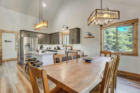 Savor the perfect blend of dining and relaxation as you enjoy the amenities of our living room. Our space is designed for seamless transitions, allowing you to dine in comfort while immersing yourself in the inviting ambiance of your surroundings.