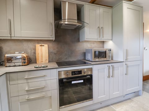 Cottage | Private kitchen | Fridge, dishwasher, electric kettle, toaster