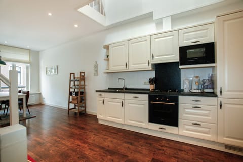 Loft, 2 Bedrooms, City View | Private kitchen | Fridge, microwave, stovetop, dishwasher