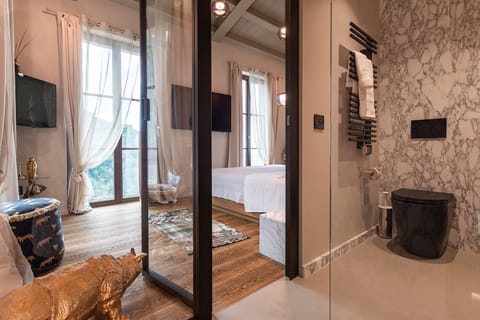 Superior Suite Portovenere | Bathroom | Shower, rainfall showerhead, hair dryer, bathrobes