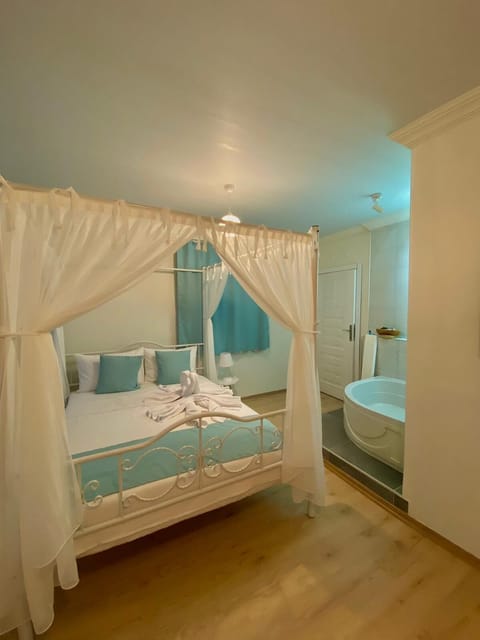 Honeymoon Double Room | Free WiFi