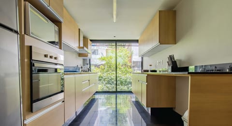Superior Apartment | Private kitchen | Mini-fridge, microwave, oven, stovetop