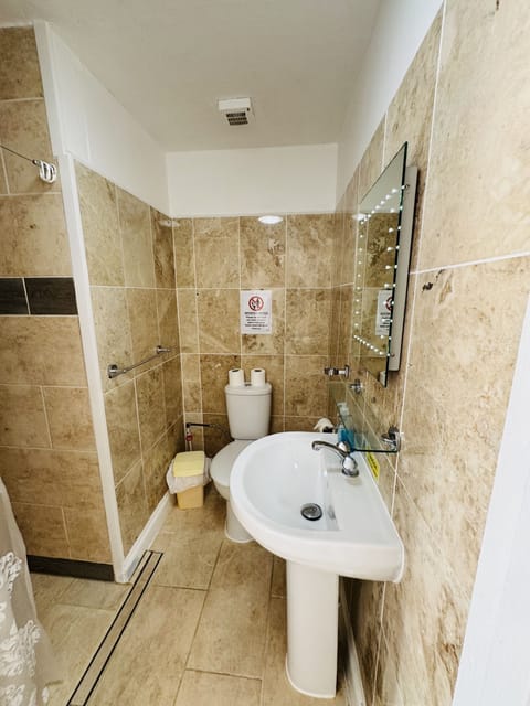 Suite, Ensuite | Bathroom | Free toiletries, towels, toilet paper