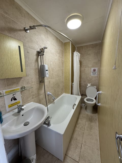 Basic Twin Room, Ensuite | Bathroom | Free toiletries, towels, toilet paper