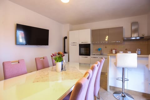 Dining area & kitchen