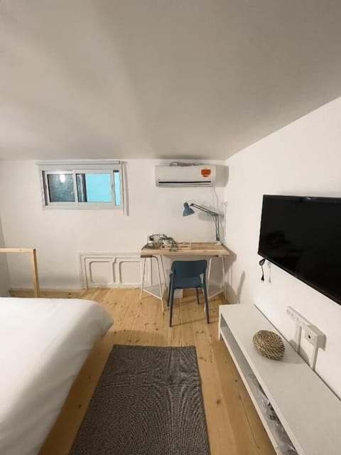 Small Double Gallery Room & Shared Bathroom | Desk, free WiFi