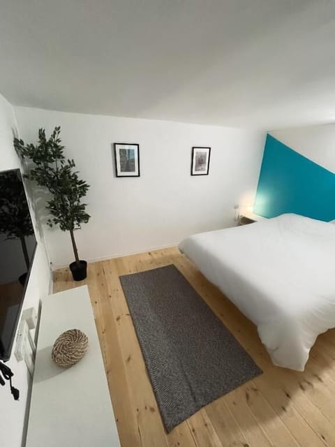 Small Double Gallery Room & Shared Bathroom | Desk, free WiFi