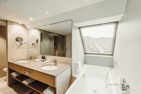 Classic Suite | Bathroom | Free toiletries, hair dryer, bathrobes, slippers