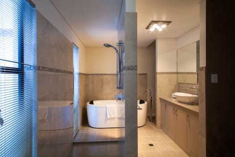 Apartment, 4 Bedrooms | Bathroom | Separate tub and shower, jetted tub, free toiletries, hair dryer