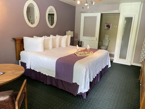 Jacuzzi Hot Tub Room | Iron/ironing board, free WiFi, bed sheets