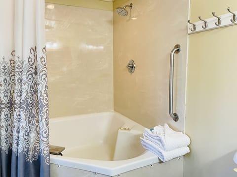 Jacuzzi Hot Tub Room | Bathroom | Free toiletries, hair dryer