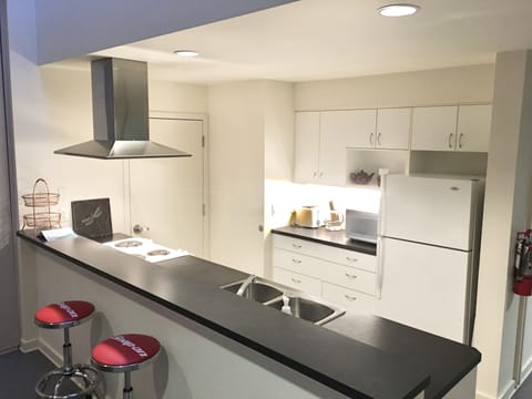 Family Suite | Private kitchen | Fridge, microwave, stovetop, cookware/dishes/utensils