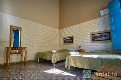 Comfort Villa | Bathroom | Rainfall showerhead, towels, soap, shampoo