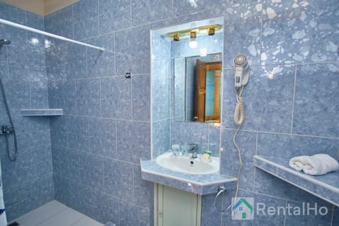 Comfort Villa | Bathroom | Rainfall showerhead, towels, soap, shampoo