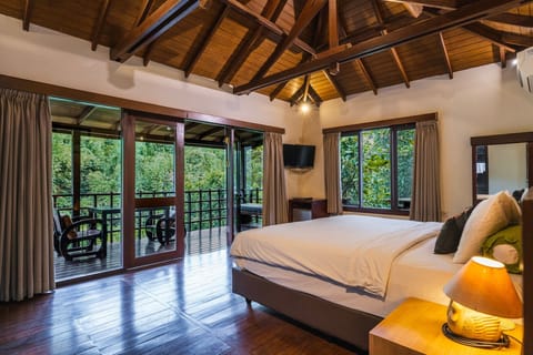 Cottage King Room | Premium bedding, in-room safe, desk, rollaway beds