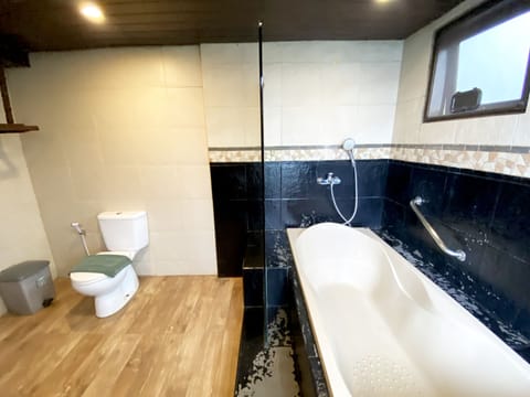 Cottage King Room | Bathroom | Shower, free toiletries, hair dryer, slippers