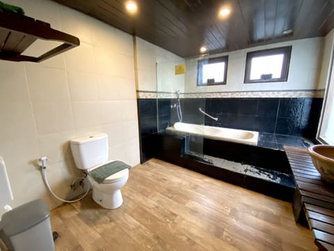 Cottage King Room | Bathroom | Shower, free toiletries, hair dryer, slippers