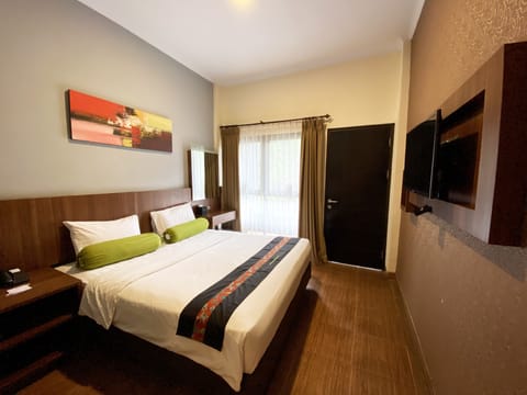 Superior Room King | Premium bedding, in-room safe, desk, rollaway beds