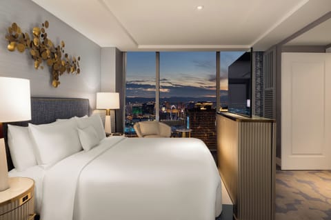 Panorama Suite Mountain Great View | Egyptian cotton sheets, premium bedding, pillowtop beds, minibar