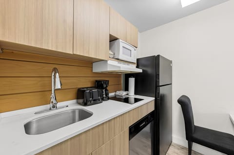 Standard Room, 1 Queen Bed, Non Smoking | Private kitchen | Full-size fridge, microwave, stovetop, dishwasher