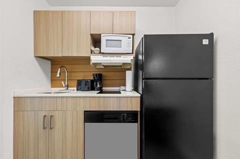 Standard Room, 1 Queen Bed, Non Smoking | Free WiFi, bed sheets