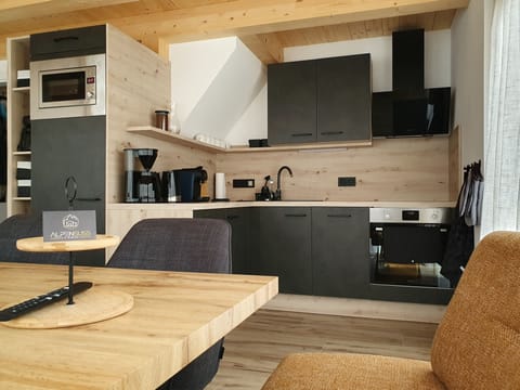 Keuken, gezien vanaf de eethoek 