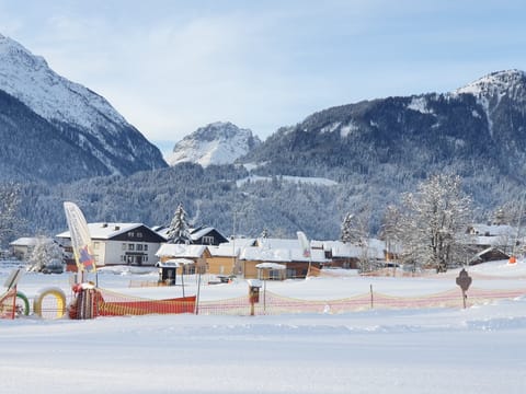 Skiën, skischool naast de deur