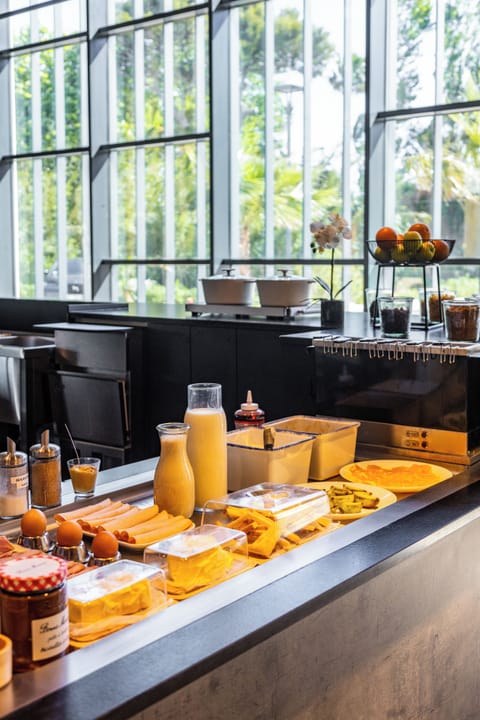Daily buffet breakfast for a fee