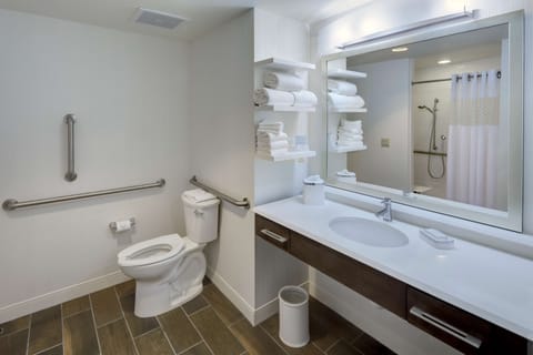 Room, Accessible, Non Smoking (Roll-in Shower) | Bathroom | Free toiletries, hair dryer, bathrobes, towels