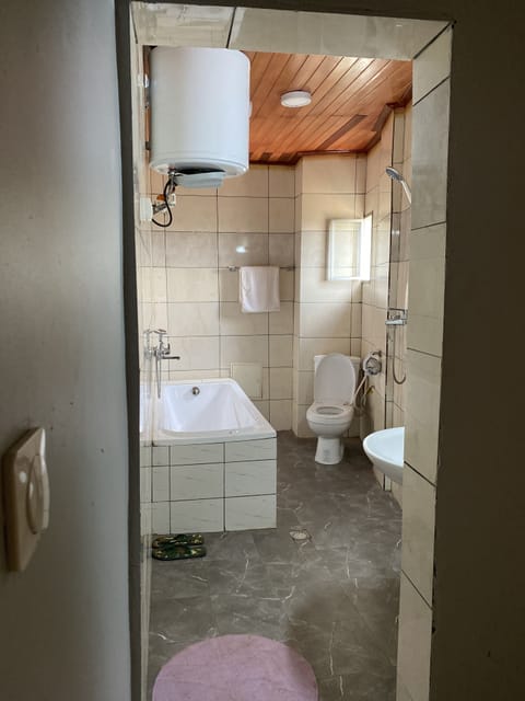 Comfort Twin Room | Bathroom | Bidet, towels