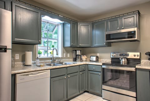 Plenty of small appliances for all your cooking needs