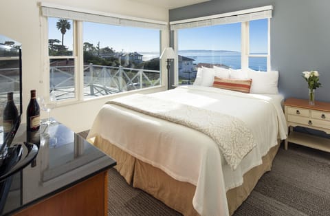Room, 1 King Bed, Ocean View | Iron/ironing board, free WiFi, bed sheets